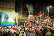 Föbü-Verschuss 2017: Damals wurde Tranquillo Barnetta mit einer Ladung Konfetti ins Fasnachtsparadies geschossen. In diesem Jahr muss am Fasnachtssamstag eine Frau vor die Kanone. (Bild: Urs Bucher)
