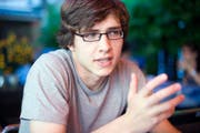 Basil Oberholzer in jüngeren Jahren als Präsident der Jungen Grünen des Kantons St.Gallen im Gespräch mit Journalisten. (Bild: Urs Jaudas - 7. Juli 2010)