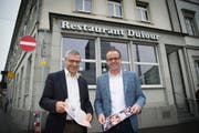 Josef Zweifel (links) und Reto Preisig von der Bauerei Schützengarten stellten im November 2017 das Projekt fürs «Dufour» vor: Für rund fünf Millionen Franken wird das Restaurant an der Bahnhofstrasse in eine Brasserie umgebaut. (Bild: Ralph Ribi)
