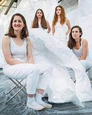 Vier Frauen in Weiss (v. l.): Marion Täschler, Elea Rohner, Katherine Newton, Katia Rudnicki in der Shedhalle Frauenfeld. (Bild: Andrea Stalder)