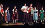 Waschbrettbauch? Waschbrett-Bauch! Beim Hitzigen Appenzeller Chor wird das Konzert zur Comedy-Show. (Bild: Christof Gruber)