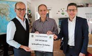 Thomas Baumann, Roger Scherrer und Marco Huwiler (von links) bei der Checkübergabe ans Schlupfhuus. (Bild: Michael Zwimpfer)
