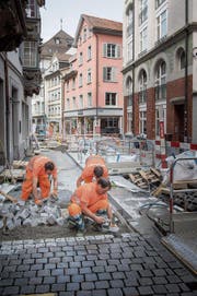 Die Arbeiten in der Kugelgasse haben begonnen: Der Asphalt wird aufgerissen und Pflastersteine werden verlegt. (Bild: Ralph Ribi)