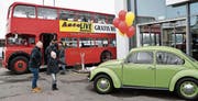 Nebst all den Neuheiten sind auch die beiden Oldtimer – der Doppeldecker aus London und der Käfer – bei den zahlreichen Besuchern des Autolive sehr beliebt. (Bild: Manuel Nagel)