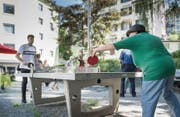 Berührungsängste gegenüber Randständigen abbauen: Die Stiftung Suchthilfe lud zum Pingpong auf den Spielplatz im Linsebühl. (Bild: Jil Lohse)
