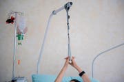 Sich am Leben erfreuen, trotz des nahenden Todes: eine Patientin in ihrem Zimmer in Hospiz Werdenberg. (Bilder: Urs Bucher (Grabs, 9. Juni 2017))