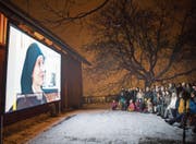Vorpremiere beim Kloster Notkersegg: Trotz Minus-Temperaturen kamen am Mittwoch zahlreiche Gäste ins Open-Air-Kino. (Bild: Ralph Ribi)