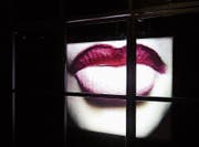 Verheissung hinter Glas: Manons Werk «Lippen» leuchtet den Passanten in der Goliathgasse entgegen. (Bild: Roger Berhalter)