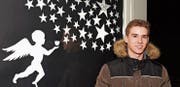 Janik Fischer, Lernender der Gemeindeverwaltung Hauptwil-Gottshaus, hat das Adventsfenster des Gemeindehauses in Hauptwil gestaltet. (Bilder: Yvonne Aldrovandi-Schläpfer)