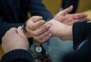 Im Frühling wurde eine unschuldige Genferin in Handschellen abgeführt. (Symbolbild) (Bild: BORIS ROESSLER (DPA dpa))