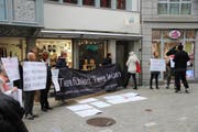 Tierrechtsaktivisten werben vor dem ersten vegangen Laden St.Gallens für ein Leben ohne tierische Produkte. (Bild: Reto Voneschen)