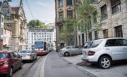 Weil bald längere Züge fahren, müssen die AB die Haltestelle Spisertor verlängern und erhöhen. Die Parkplätze fielen dann weg. (Bild: Ralph Ribi)