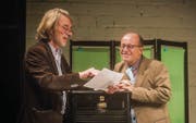 «Hier eine kurze Pause»: Regisseur Daniel Pfister gibt Matthias Peter noch Tips für die Premiere. (Bild: Hanspeter Schiess (St. Gallen, 26.10.2016))
