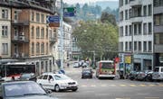 Verkehrsknotenpunkt Blumenbergplatz: Autos und VBSG-Busse müssen aneinander vorbeikommen. (Bild: Michel Canonica (23. September 2017))