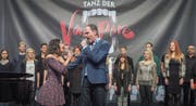 Da sind schon alle im Einsatz in einer Szene mit Mercedesz Csampai als Sarah und Thomas Borchert als Graf von Krolock. (Bild: Urs Bucher)