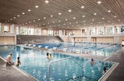 Das Hallenbad Egelsee soll saniert werden - und danach so aussehen. (Bild: PD)