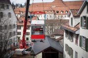 Das Mühleggbähnli wird von einem Kran abtransportiert. (Bild: Ralph Ribi)