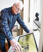 Eugen Fahrni vom Team Ortsmuseum mit dem neuen Touchscreen. (Bild: Rita Kohn)
