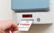 Zahlungssäumige Stromkunden werden irgendwann mit einem solchen Prepaid-Automaten konfrontiert. (Bild: Donato Caspari)