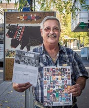 Peter Uhler mit seinem neuen Jahreskalender auf dem Plakatweg der Olma. (Bild: Hanspeter Schiess)