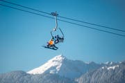 Skifahrer unterwegs im Skigebiet Wildhaus-Alt St.Johann beim Sessellift Wildhaus-Oberdorf: Die meisten Skigebiete in der Ostschweiz wollen in den kommenden Wochen die Saison eröffnen. (Bild: Benjamin Manser/Archiv)