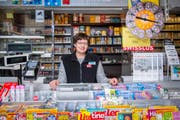 Klara Krüsi arbeitet heute zum letzten Mal in «ihrem» Kiosk bei der Mühlegg-Bergstation in St. Georgen. (Bild: Urs Bucher)