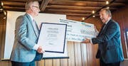 Vereinspräsident Bernhard Koch und Stadtpräsident Martin Salvisberg als Vertreter der Regionalplanungsgruppe Oberthurgau bei der Übergabe. (Bild: Reto Martin)