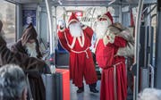 Ein Samichlaus in einem VBSG-Bus. (Bild: Michel Canonica)