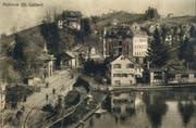 Mühleggbahn historisch 2: Der Mühleggweier und links davon die alte Bergstation der Mühleggbahn. Sie wurde Anfang der 1950er-Jahre durch den heutigen Backsteinbau ersetzt. (Bild: Sammlung Peter Uhler - 1910)