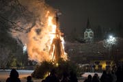 Flammendes Spektakel: Der Böögg vor der Tonhalle brennt (Bild: Urs Bucher)