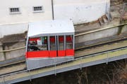 Die derzeitige Kabine des Mühleggbähnchens auf dem Abschnitt zwischen Talstation und Tunnel. (Bild: Reto Voneschen - 8. Januar 2018)