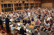 Dienstagabend in der Bitzihalle: Die geheime Abstimmung ist im Gange. (Bild: Georg Stelzner)