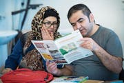 Zwei Kursteilnehmer lesen gemeinsam im «Gaiserwalder Blatt». (Bild: Ralph Ribi)