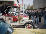 Auf dem Olma-Gelände parkieren jeweils die Oldtimer-Besitzer und präsentieren so ihre Autos. (Bild: Samuel Schalch (30. Oktober 2016))