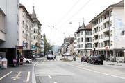 Das Zentrum des Lachen-Quartiers in St.Gallen am Montagnachmittag. Die Zürcher Strasse hat optisch und vom Verkehrsaufkommen in Stosszeiten her eine stark trennende Wirkung. Der Quartierverein wünscht sich daher seit Jahren eine durchlässigere Gestaltung. Ein erster Anlauf dafür stürzte 2006 an der Abstimmungsurne ab. (Bild: Sabrina Stübi)