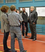 Die Stimmbürger der VSG Nollen informieren sich in der Turnhalle über die Sanierung der Primarschulanlage Buchzelg. (Bild: Monika Wick)