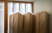 Damit das Sterben nicht anonym wird, wünschen sich viele amtliche Todesanzeigen. (Bild: Andrea Stalder)