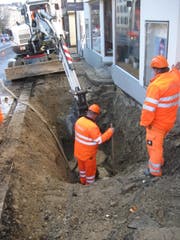 Die Wasserrohrbrüche verursachten nicht nur Sachschäden, ihre Behebung war teilweise recht aufwendig. Im Dezember 2013 zeugt ein Loch vor dem Coiffeur-Salon an der Zürcher Strasse 16 von einem nächtlichen Rohrbruch, der nicht nur die Zürcher-, sondern auch die Metallstrasse hinter dem Haus in einen Gebirgsbach verwandelte und mit Geschiebe dekorierte. (Bild: Reto Voneschen - 11. Dezember 2013)