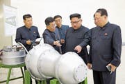 Das Propagandabild zeigt Machthaber Kim Jong Un (Mitte), aufgenommen an einem unbekannten Ort in Nordkorea. (Bild: Korean Central News Agency via AP (3. September 2017))