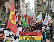 Die Demonstranten zogen mit Fahnen und Plakaten durch die St. Galler Innenstadt. (Bild: Matthias Fässler)