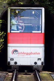 Das Bähnchen verschwindet auf der Bergfahrt im Tunneleingang. (Bild: Urs Jaudas - 11. Mai 2010)