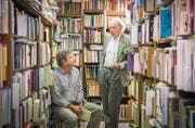 Literarische Fundgrube: Peter Surber (links) und Rainer Stöckli in der 30 000 Bände umfassenden Privatbibliothek von Rainer Stöckli. (Bild: Urs Bucher)
