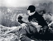 Berühmte Szenen aus den zwei Stummfilmen, die in St. Georgen zu sehen sind: Das Liebespaar aus «Sunrise» und der legendäre Harold Lloyd in «Safety Last». (Bilder: pd)