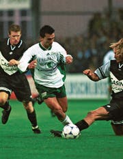 Hakan Yakin war seinen Gegenspielern schon früh meist eine Idee voraus. (Bild: Rainer Bolliger (3. Oktober 1998))