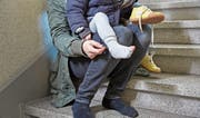 Bei Vätern mit Kindern, die Sozialhilfe beziehen, wurde 2016 eine starke Zunahme von 26 Prozent verzeichnet. (Bild: Christof Schuerpf/Keystone)