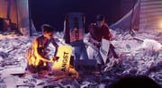 Die Performerinnen Hella Immler und Boglarka Horvath bauen im Kulturforum an einer Wortpyramide. (Bild: Barbara Hettich)