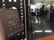Sogar der Coiffeur wirbt mit Black-Friday-Angeboten. (Bild: FM1Today/Leila Akbarzada)