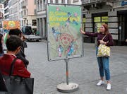 Die jungen Gestalter erläutern in der Marktgasse, wie sie den «Fadian» in ihre Werke eingearbeitet haben. (Bild: Michael Zwimpfer)