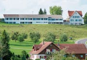 Blick aus südöstlicher Richtung auf die Schulanlage Gottshaus: links das Primarschulhaus, rechts das Kindergartengebäude. (Bild: PD)