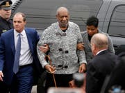 Muss eine elektronische Fussfessel tragen und darf nur ausnahmsweise aus dem Haus: der wegen schwerer sexueller Nötigung verurteilte US-Entertainer Bill Cosby. (Bild: KEYSTONE/AP/MATT ROURKE)